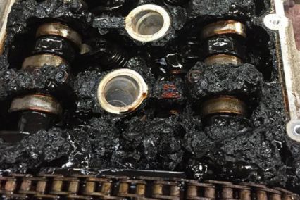 Ez történik az autóddal, ha motorolaj nélkül vezeted